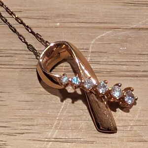 Elegant Gold Ribbon Pendant Necklace